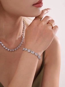 Dettaglio del bracciale in acciaio inossidabile con zirconi 5A in varie forme geometriche