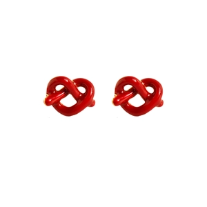 Orecchini a perno con nodo a cuore in smalto rosso e base in metallo dorato lucido