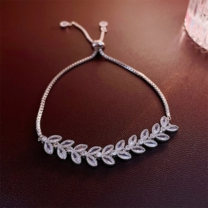 Détail macro du bracelet feuilles avec zircons marquise et fermoir coulissant ajustable