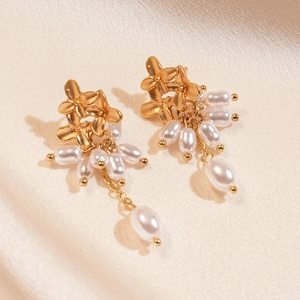 Boucles d'oreilles fleurs vintage dorées avec perles blanches sur tissu de soie champagne