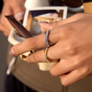Bagues croisées élégantes en titane avec pavé de diamants blancs pour femmes chic