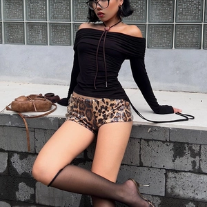 Vue détaillée du short à paillettes léopard avec collants noirs et chaussures à talons