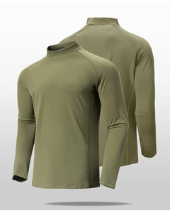 Détail d'un t-shirt tactique vert olive à manches longues avec col montant et raglan