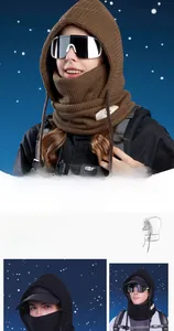 Détail de cagoule tricotée d'hiver avec cache-cou intégré et doublure polaire thermique