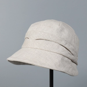 Détail de la texture d'un chapeau cloche en lin pour femme avec plis élégants