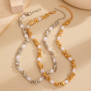 Collier ras du cou en perles baroques avec perles métalliques et fermoir mousqueton