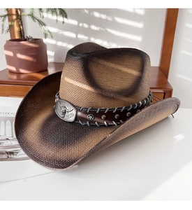 Détail du chapeau de cowboy marron avec bande en cuir et boucle de tête de taureau