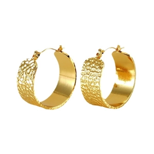 Boucles d'oreilles créoles larges dorées avec texture martelée sur fond blanc