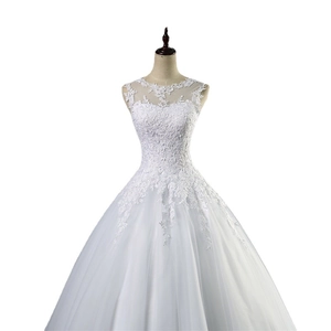 Elegante abito da sposa in pizzo bianco con scollatura trasparente e gonna in tulle