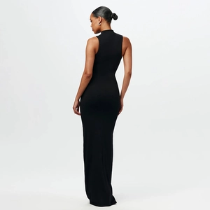 Élégante robe longue noire sans manches et ajustée pour femme avec fermeture éclair au dos