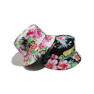 Bobs tropicaux avec motifs de feuilles de bananier et fleurs pour protection solaire été