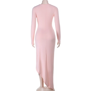 Vue arrière de la robe rose ajustée à manches longues avec ourlet asymétrique