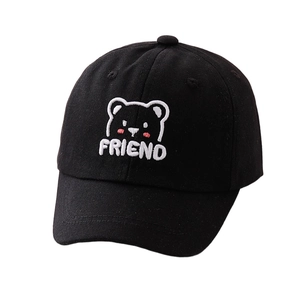 Cappellino nero in cotone per bambini con ricamo orsetto e scritta Friend