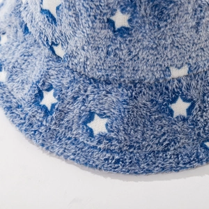 Leuchtend blauer Plüsch-Anglerhut mit weißen Sternmustern aus weichem Fleece