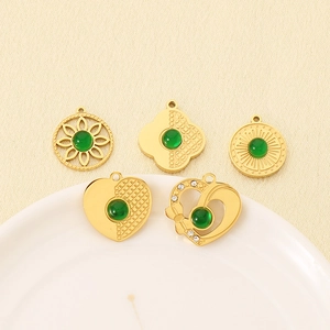 Set aus goldenen Smaragd-Herzanhängern aus Edelstahl für luxuriösen DIY-Schmuck