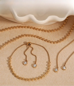 Details des vergoldeten Schmucksets mit Zirkonia-Anhänger und verstellbarem Armband