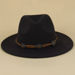 Schwarzer Retro-Filzhut mit breiter Krempe, braunem Lederband und Metallschnallen
