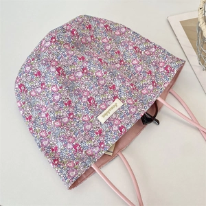Détail du sac seau floral montrant la doublure rose, l'étiquette et la capacité interne