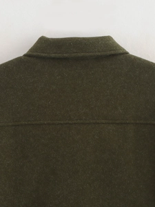 Détail d'une veste en tweed vert foncé montrant l'empiècement arrière et les coutures du col