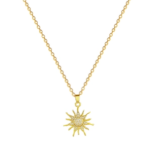Elegante vergoldete Sonnenblumen Halskette mit funkelnden Kristallen auf weißem Grund