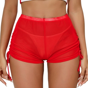 Gros plan détaillé du short en mesh rouge avec cordon de serrage latéral et taille haute