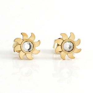 Gros plan des boucles d'oreilles tournesol en or 14 carats avec cristaux brillants et reflet