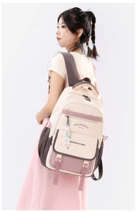 Vue latérale du sac à dos étanche beige et lavande avec inscription SMILE sur modèle