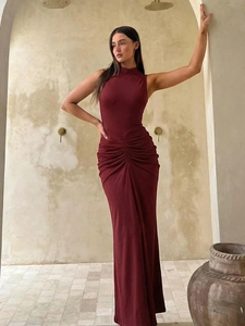 Ärmelloses burgunderrotes Maxikleid mit eleganten Taillenfalten und schmaler Silhouette