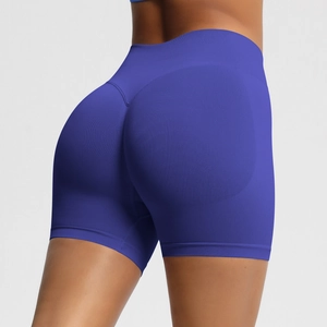 Détail du short de yoga sans couture à taille haute avec tissu texturé et effet galbant