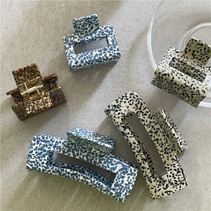 Elegant hollow square hair claws set with leopard patterns and abstract spotted textures