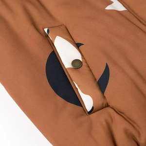 Detailaufnahme der Tasche und des Metallknopfes an dieser Vintage-Bomberjacke