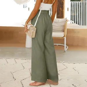 Dettaglio dei pantaloni in lino verde militare con vita alta elasticizzata e trama del tessuto
