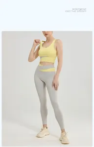 Détail du legging de yoga taille haute et brassière dos nu en blocs de couleurs jaune et gris