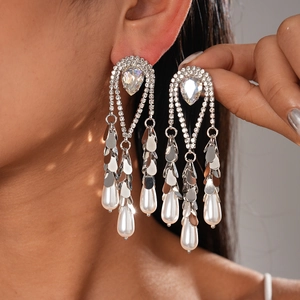 Boucles d'oreilles pendantes en or 18 carats avec perles et cristaux scintillants