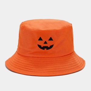 Dettaglio del cappello a secchiello arancione di Halloween con ricamo a mostro e cuciture