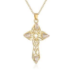 Gros plan d'un collier croix creuse plaqué or 18K avec pierres de zircon rectangulaires