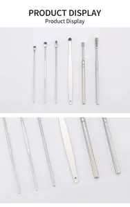 Dettaglio del set di 6 pulitori auricolari in acciaio inox con manici antiscivolo e custodia