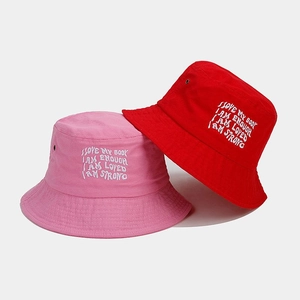 Bob unisexe en coton avec broderie de lettres motivantes en couleurs rose et rouge
