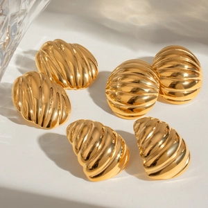 Trois paires de boucles d'oreilles vintage en acier doré avec motifs texturés et gouttes