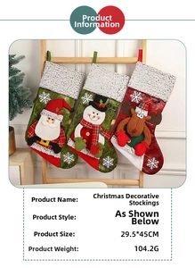 Vue détaillée de grandes chaussettes de Noël avec motifs 3D Père Noël et Renne