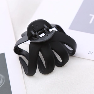 Detail shot of the 8cm matte black octopus hair claw with non-slip interlocking teeth