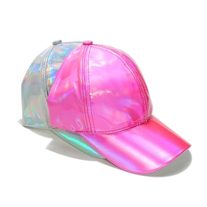Détail des casquettes de baseball en cuir PU holographique rose et argent effet brillant