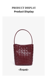Vue détaillée de face du sac seau bordeaux en cuir tressé à la main avec anse