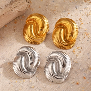 Minimalist shell-shaped threaded earrings in 18K gold and silver finish on sand texture