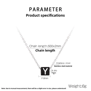 Détail macro du collier pendentif carré lettre Y avec dimensions de la chaîne en acier inoxydable