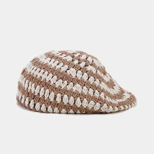 Gros plan du béret en maille rétro avec motifs géométriques creux en brun et crème