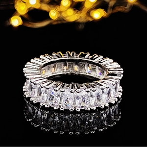 Anillo de eternidad lujoso en plata con circonitas de corte ovalado y brillo intenso