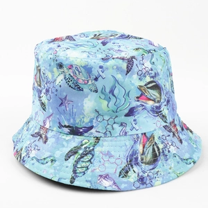 Détail d'un bob bleu clair avec motifs marins à l'aquarelle et formules chimiques