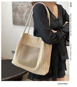Detailansicht der Stroh-Tragetasche mit PU-Leder-Patch und Fashion & Bags-Schriftzug