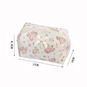 Details zur floralen Kosmetiktasche mit Spitze, Maße 17 cm mal 10 cm mal 9,5 cm